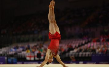 Escalofriante caída de un gimnasta inglés en los Juegos de la Commonwealth: fue trasladado de urgencia al hospital