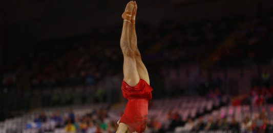 Escalofriante caída de un gimnasta inglés en los Juegos de la Commonwealth: fue trasladado de urgencia al hospital