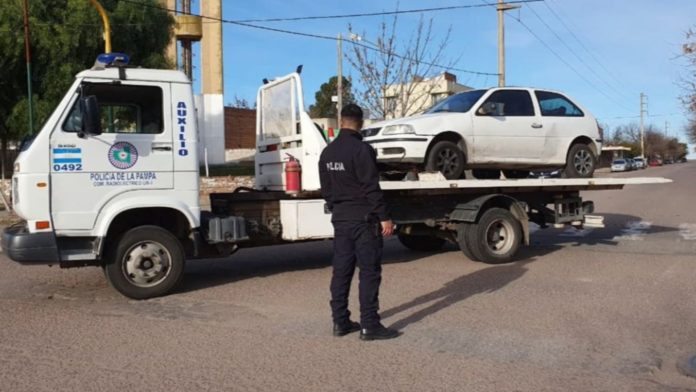 Escaparon tras un control policial, chocaron y la Policía encontró droga en el auto: ambos se encuentran prófugos