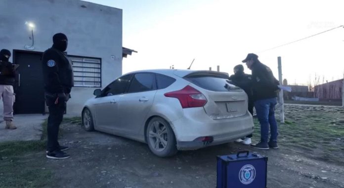 Investigan a un cantante de cumbia de Santa Cruz por presunta tenencia y difusión de material de abuso sexual infantil