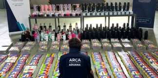 La Aduana secuestró mercadería en un valor estimado en 9 millones de pesos: había más de 1300 álbumes truchos del mundial