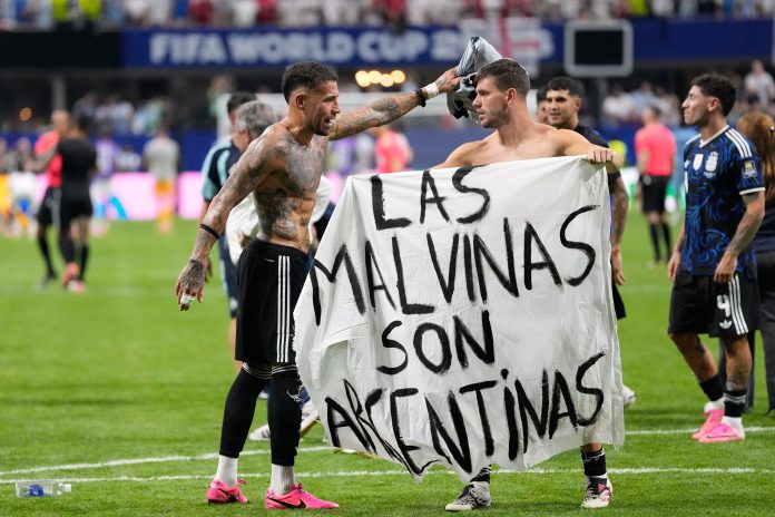 La polémica propuesta de un periodista inglés para castigar a Enzo Fernández y Argentina por la bandera de Malvinas