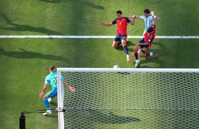 “No se me va a ir de la cabeza”: la revelación de Marcos Senesi sobre la jugada que pudo cambiar la final del Mundial entre Argentina y España