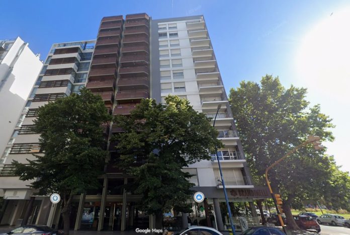 Pactaron un encuentro a través de una aplicación: lo asfixió, lo maniató y le vació el departamento