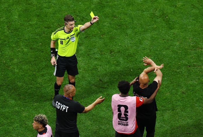 Qué significa el gesto que le hizo el técnico de Egipto al árbitro durante la derrota ante Argentina en el Mundial 2026