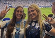 Renunció a su trabajo para ir a Qatar y ahora se tatuó el nombre de Marta Fort para conseguir una entrada de la Selección