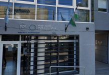 Roció a su pareja con combustible, intentó prenderla fuego con un encededor y la salvó su hija: quedó detenido