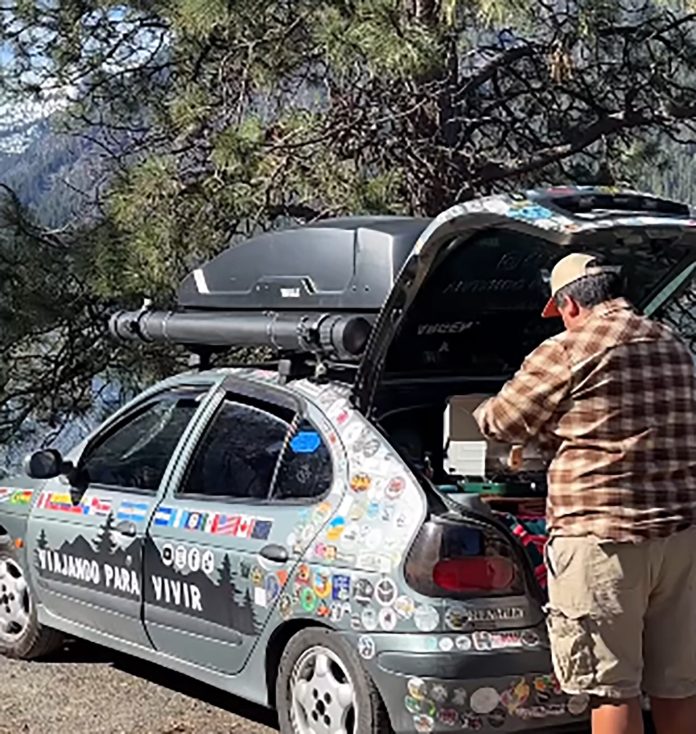 Se mudaron de una casa de pueblo a un auto modelo ‘99: “Llevamos ocho años viviendo en el ‘megancete’ y pudimos cumplir nuestro sueño”