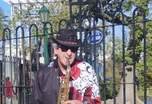 Trabajó 38 años como chofer de ambulancias, se jubiló y ahora toca el saxo en los lagos de Palermo: “La gente es muy generosa conmigo”