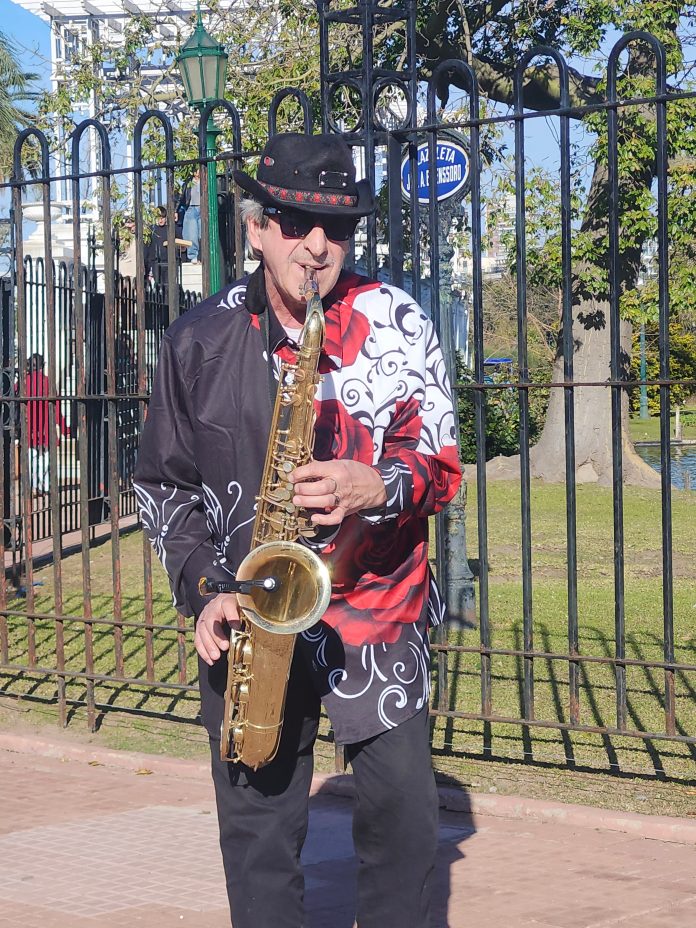 Trabajó 38 años como chofer de ambulancias, se jubiló y ahora toca el saxo en los lagos de Palermo: “La gente es muy generosa conmigo”