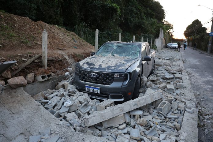 Tragedia en Brasil: murió un ex futbolista del Botafogo tras el derrumbe de un muro durante un temporal en Río de Janeiro