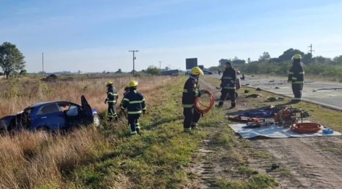 Tragedia en la Ruta 11: un muerto y cuatro heridos por un choque frontal entre un auto y un camión en Santa Fe