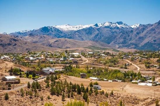 Tragedia en Neuquén: un joven perdió el control del vehículo, cayó 50 metros por un barranco y murió