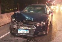 Un auto chocó contra una estación de servicio en la General Paz y se prendió fuego: hay tres heridos