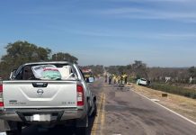 Un auto chocó tras pisar un pozo en el medio de la calle y se incendió en Berazategui: hay dos jóvenes heridos