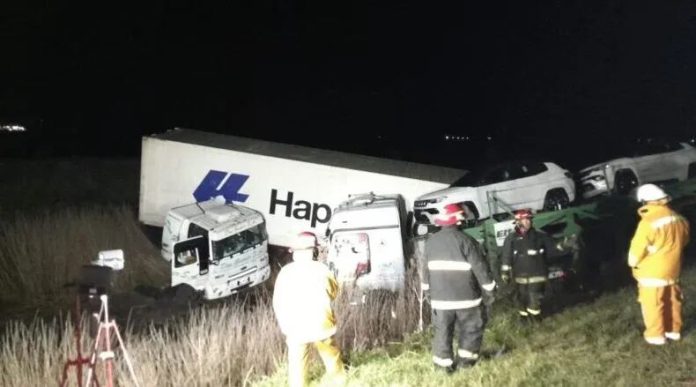 Un camión que transportaba autos 0 km chocó contra otro en la Ruta 2 y terminó en la banquina