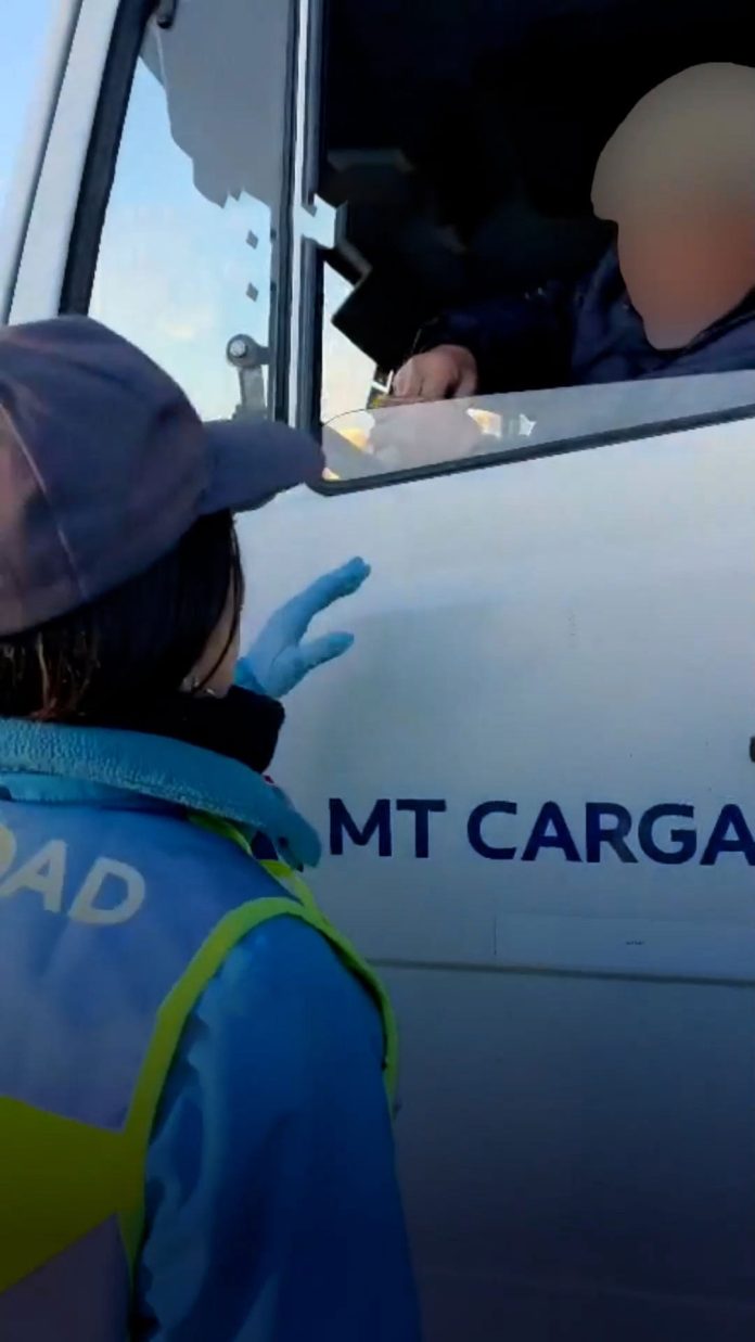 Un camionero cometió cinco infracciones simultáneas en la autopista Acceso Oeste y fue detenido