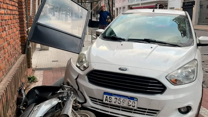 Un conductor a bordo de un Audi chocó y huyó en pleno centro de La Plata: buscan identificarlo a través de las cámaras