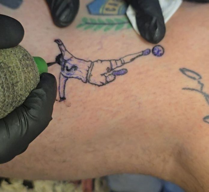 Un fanático se tatuó el quite de Paredes ante Egipto: la reacción del jugador de la Selección