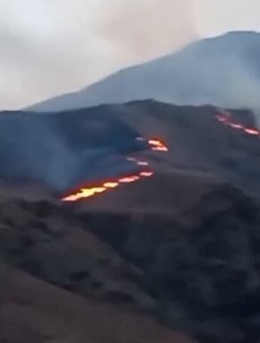 Un incendio de gran magnitud se desató en la provincia de Jujuy y debieron cortar la circulación de la Ruta 9