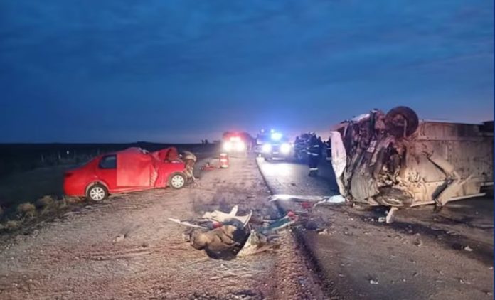 Un micro con 16 niñas que volvían de un partido de fútbol chocó contra un auto en Córdoba y dejó dos muertos