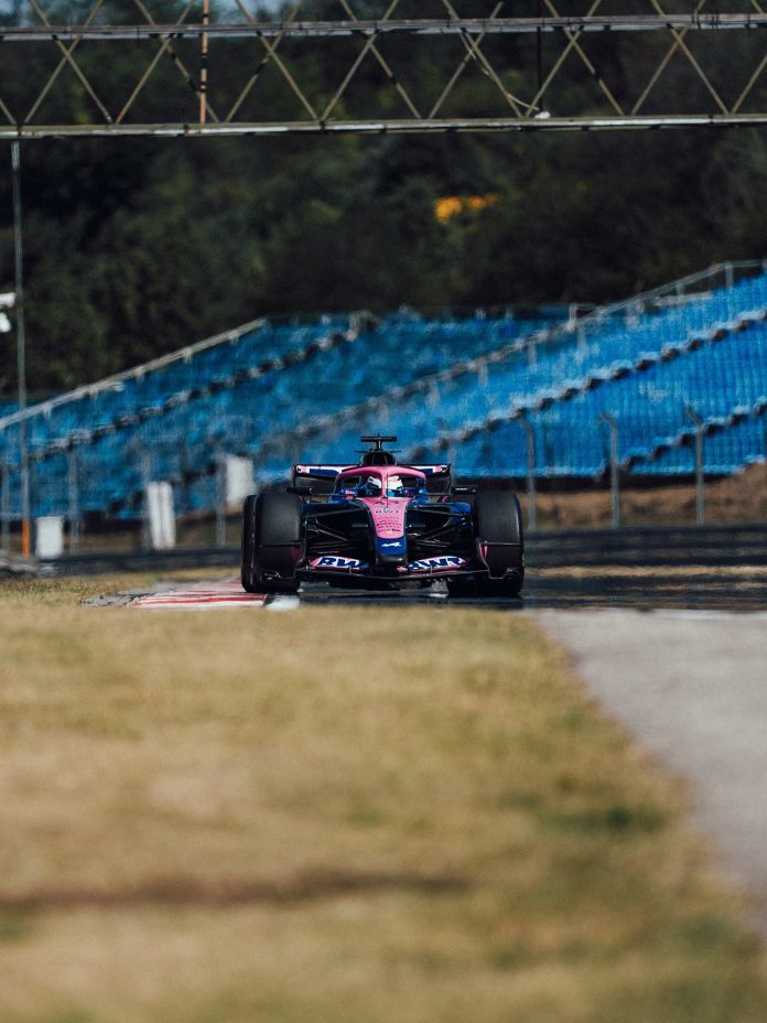 Una playa “arriba” de un F1 y bromas con sus mecánicos: las perlitas de Colapinto, que fue el más rápido en los test en Hungría