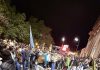 Video: festejaban el triunfo de Argentina saltando sobre la pérgola de un bar y se vino abajo