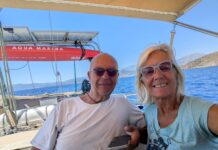 “No queríamos quedarnos sentados en un sillón viendo televisión”: la pareja de jubilados que vive siete meses al año en el mar