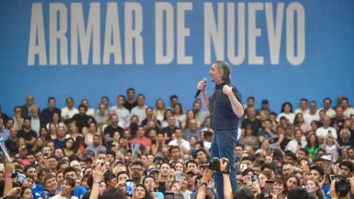 Qué dice la canción contra Kicillof que Máximo Kirchner “agitó” en el acto frente al balcón de Cristina Kirchner